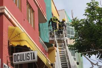 Intervención de los bomberos en el número 40 de la Avenida de la Constitución en Los Llanos de Telde/TA.